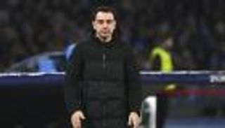 تشافي يرشح باريس سان جيرمان لإقصاء برشلونة.. مبابي ليس السبب