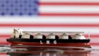 نموذج لناقلة غاز طبيعي مسال