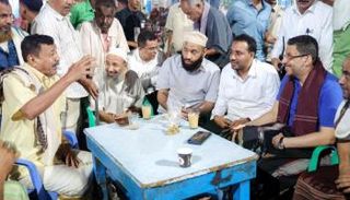 جانب من لقاء بن مبارك بالمواطنين في حضرموت