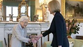 الملكة إليزابيث خلال استقبال تراس