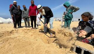 أهالي يدفنون جثمان نازح مسيحي فلسطيني في مقبرة المسلمين برفح