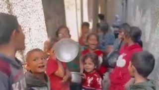 صورة من فيديو متداول لأطفال في شمال غزة يرددون تكبيرات العيد