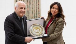 السفيرة لانا نسيبة تتسلم درع فلسطين