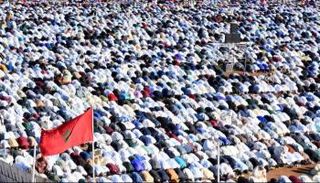 صلاة عيد الفطر بمدينة سلا في ضواحي الرباط