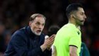 «خطأ صبياني» يضع حكم مباراة أرسنال وبايرن ميونخ في ورطة (صورة)