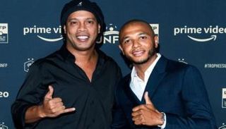 ياسين براهيمي مع رونالدينيو