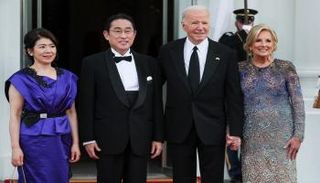 جو بايدن وفوميو كيشيدا وزوجتيهما