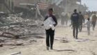 ثاني أيام العيد.. «طيور الخير» تنشر السعادة لأهالي غزة بالإسقاط الـ31