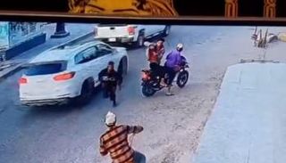 لحظة السطو على دراجة نارية في البصرة