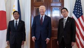 جو بايدن يتوسط فوميو كيشيدا وفرديناند ماركوس