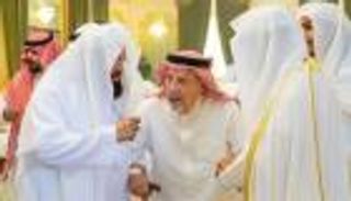 السديس والمعيقلي قبّلا يده.. من هو الشيخ عثمان طه؟