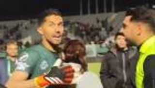 «حضن» يثير أزمة في الكرة الإيرانية (فيديو)