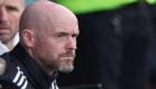 غادر المؤتمر الصحفي.. سؤال محرج يفجر غضب تين هاغ (فيديو)