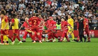 إيفان نديكا يغادر الملعب
