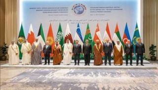 صورة تذكارية للمشاركين بالحوار