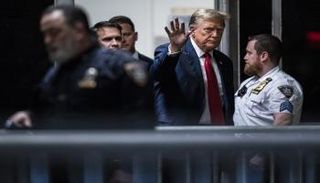 دونالد ترامب أمام قاعة المحاكمة