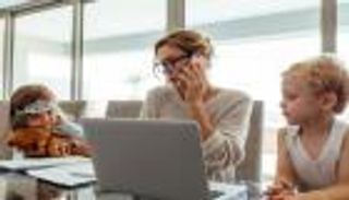 4 نصائح للتعامل مع الشعور بالذنب عند الأم العاملة.. للتوازن بين العمل والمنزل