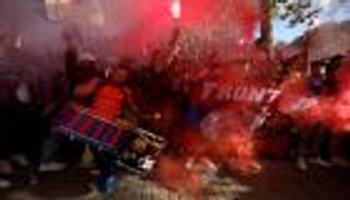 نيران صديقة.. جماهير برشلونة ترشق حافلة الفريق (فيديو)