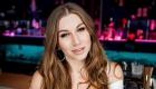 «السيلفي القاتل».. مؤثرة شهيرة تفقد حياتها بسبب صورة