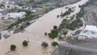 أمطار رعدية تضرب الخليج العربي.. سيول جارفة وعواصف مرعبة (فيديو)