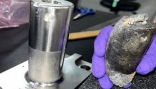 الجسم المعدني يبلغ طوله 10 سنتيمترات