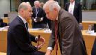 كواليس غضب شولتز من بوريل.. «لا تتحدث باسم ألمانيا عن غزة»