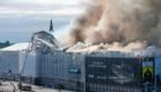 النار تلتهم مقر أقدم بورصات العالم.. ماذا تبقى من مبنى كوبنهاغن التاريخي؟