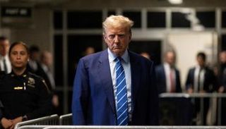 الرئيس الأمريكي السابق دونالد ترامب قبيل مثوله أمام محكمة