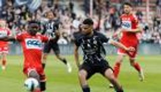 كيف يعود منتخب الجزائر للقمة؟.. آدم زرقان يجيب