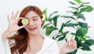 طريقة ماسك الخيار للهالات السوداء