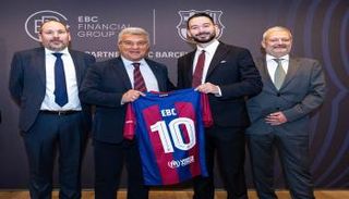 خوان لابورتا رئيس برشلونة مع ممثلي مجموعة EBC