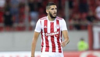 ياسين بنزية نجم منتخب الجزائر