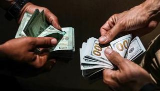 الليرة اللبنانية والدولار - أرشيفية