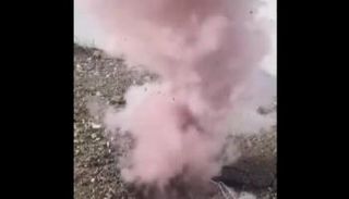 دخان وردي يخرج من حفرة أرضية في عُمان