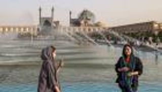 أصفهان الإيرانية.. «نصف العالم» تحبس أنفاسه