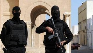 عنصران من قوة أمنية في تونس