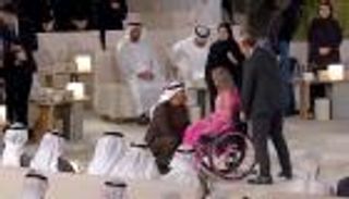 محمد بن زايد يكرم الفائزين بـ«جائزة أبوظبي».. لفتات إنسانية تأسر القلوب