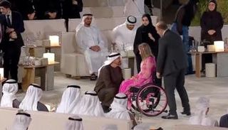 الشيخ محمد بن زايد آل نهيان يتحدث إلى إحدى المكرمات