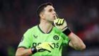 بمساعدة الفيفا.. لماذا أفلت إيميليانو مارتينيز من الطرد رغم الإنذارين؟