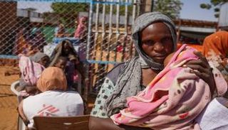 امرأة وطفل في مخيم زمزم للنازحين، بالقرب من الفاشر في شمال دارفور