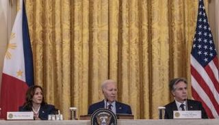 جو بايدن يتوسط أنتوني بلينكن وكامالا هاريس