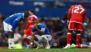 بطلها «اللاعب العجوز».. 3 كوارث تحكيمية تصنع أزمة كبرى في البريميرليغ (فيديو)