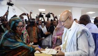 الرئيس الموريتاني الغزواني يدلي بصوته في أحد الاستحقاقات الديمقراطية