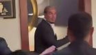 عمرو دياب ينفعل على معجب لاحقه حتى دورة المياه (فيديو)