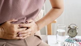 سيدة مصابة بآلام القولون العصبي