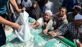 مواطنون أثناء شراء السكر