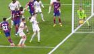 حديث الحكام.. فيديو يحسم جدل «الهدف الشبح» في كلاسيكو ريال مدريد وبرشلونة