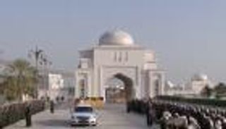 حفاوة رسمية وشعبية باستقبال سلطان عمان في الإمارات