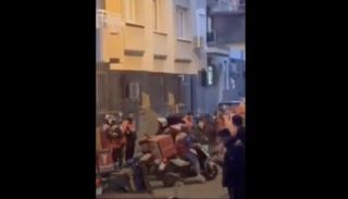 مئات من شباب التوصيل أمام منزل الحبيبة