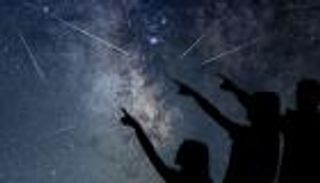 20 شهاباً ترسم لوحة مذهلة في سماء المساء